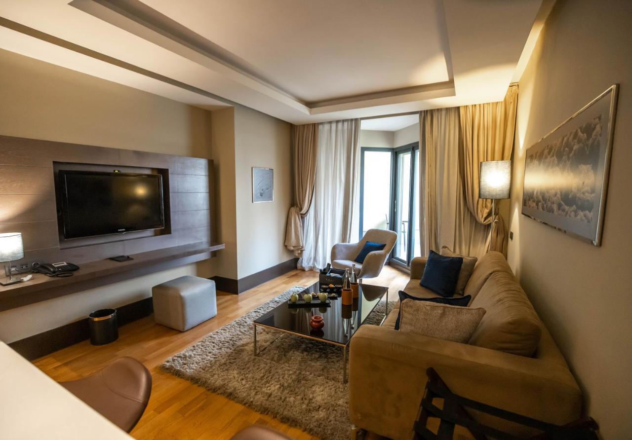 Gray Boutique Hotel Casablanca Ngoại thất bức ảnh A living room in a hotel suite