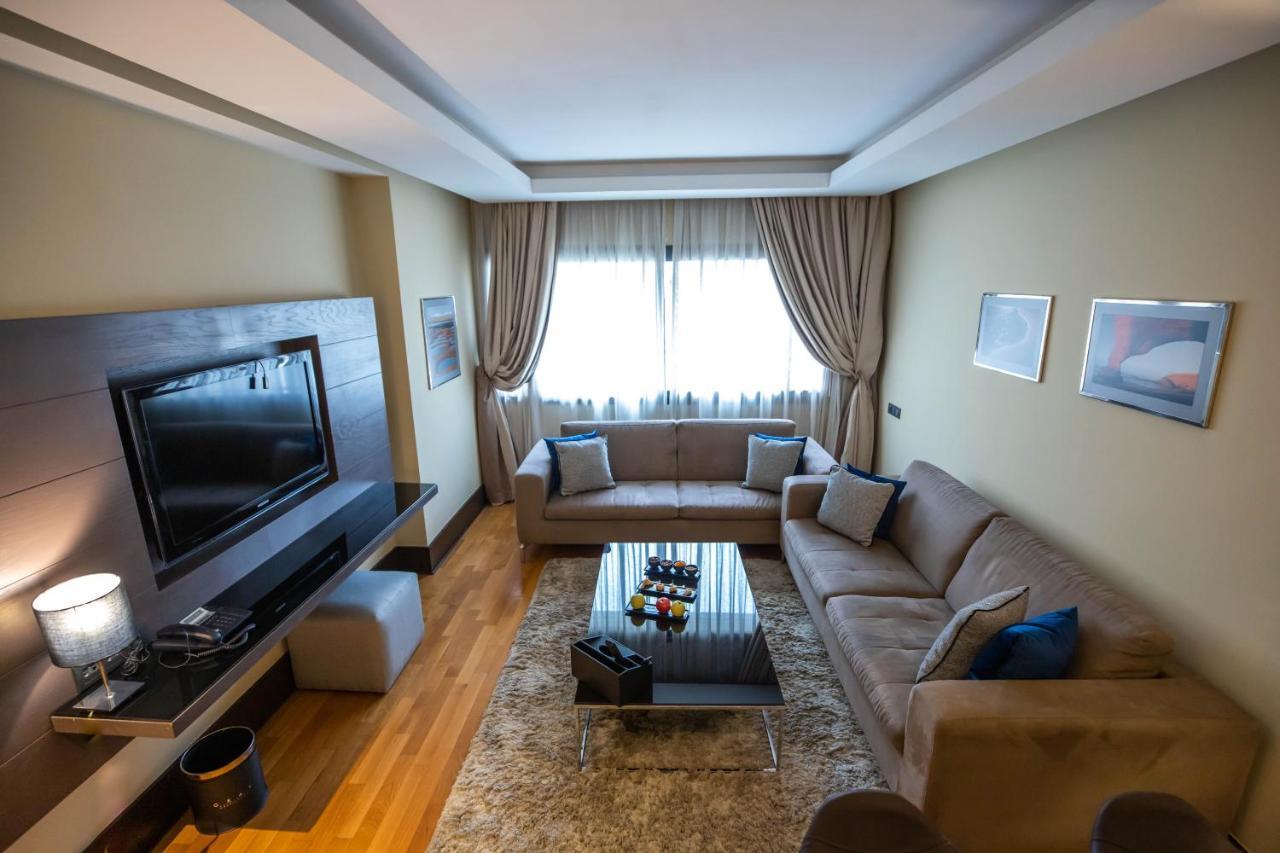 Gray Boutique Hotel Casablanca Ngoại thất bức ảnh A living room in a hotel suite