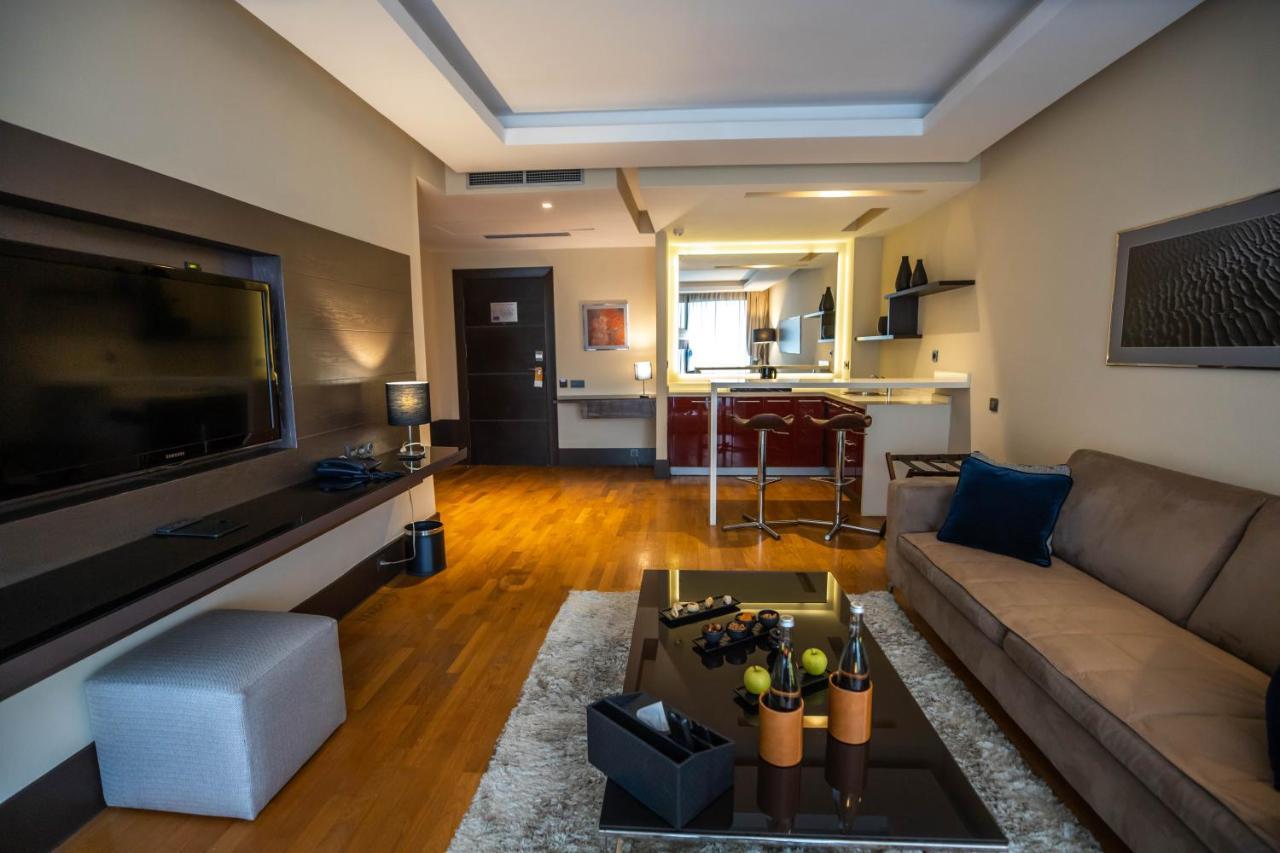 Gray Boutique Hotel Casablanca Ngoại thất bức ảnh A living room in a hotel suite