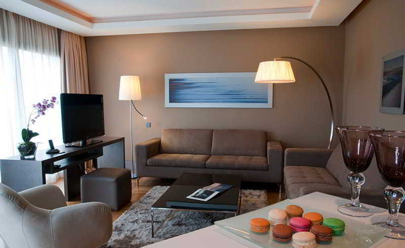 Gray Boutique Hotel Casablanca Ngoại thất bức ảnh A living room in a hotel suite